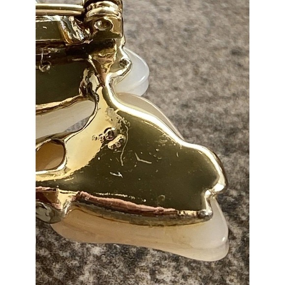 Claudette Vintage Pearl and Beige Moon Glow thermoset clip ons Brooch Set - Picture 10 of 11